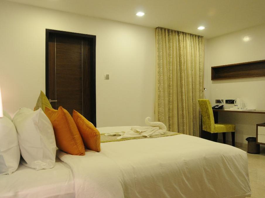 La Woods Hotel Chennai Exterior foto