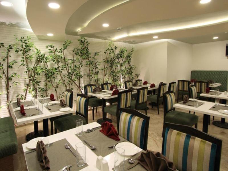 La Woods Hotel Chennai Exterior foto