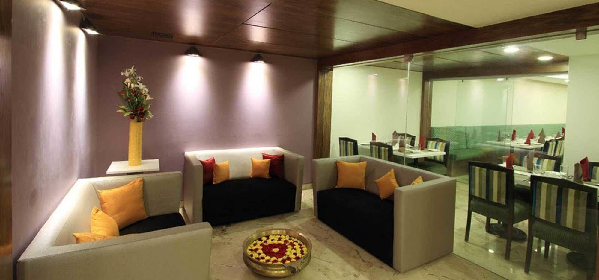 La Woods Hotel Chennai Exterior foto