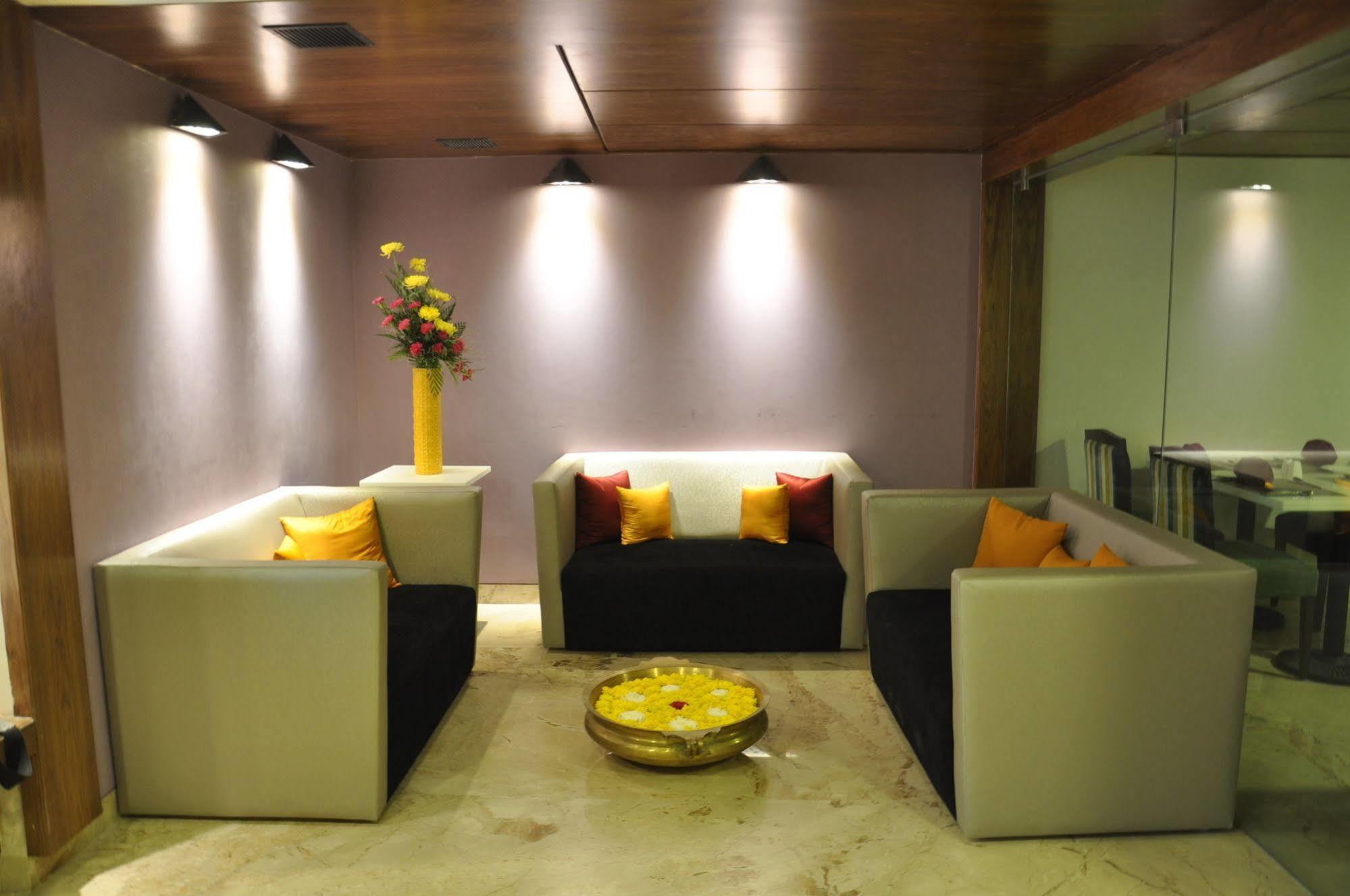 La Woods Hotel Chennai Exterior foto