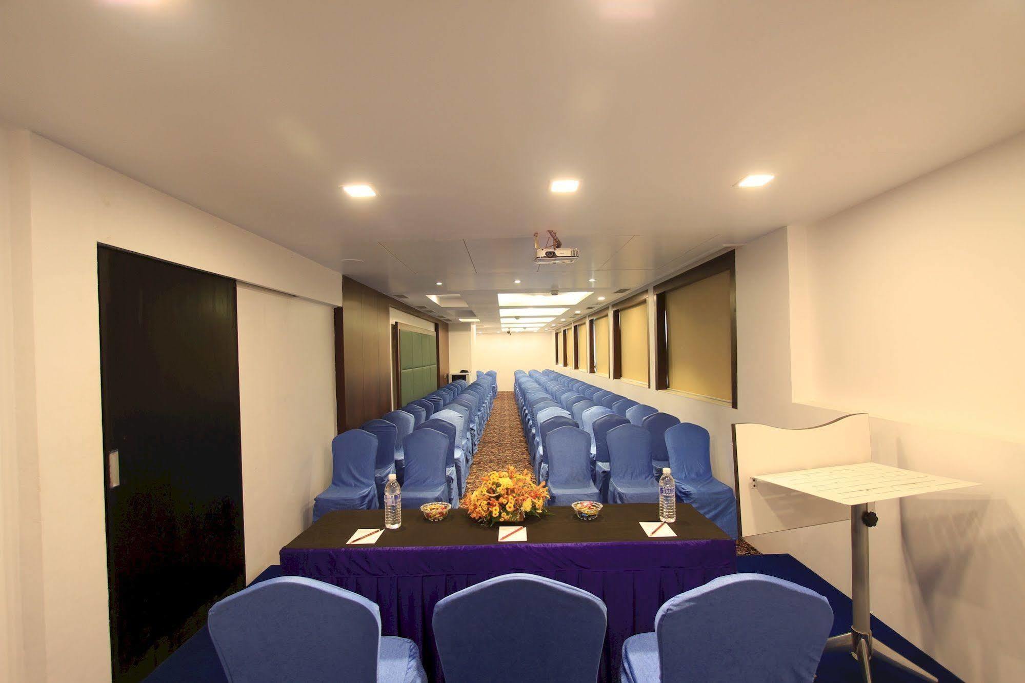 La Woods Hotel Chennai Exterior foto