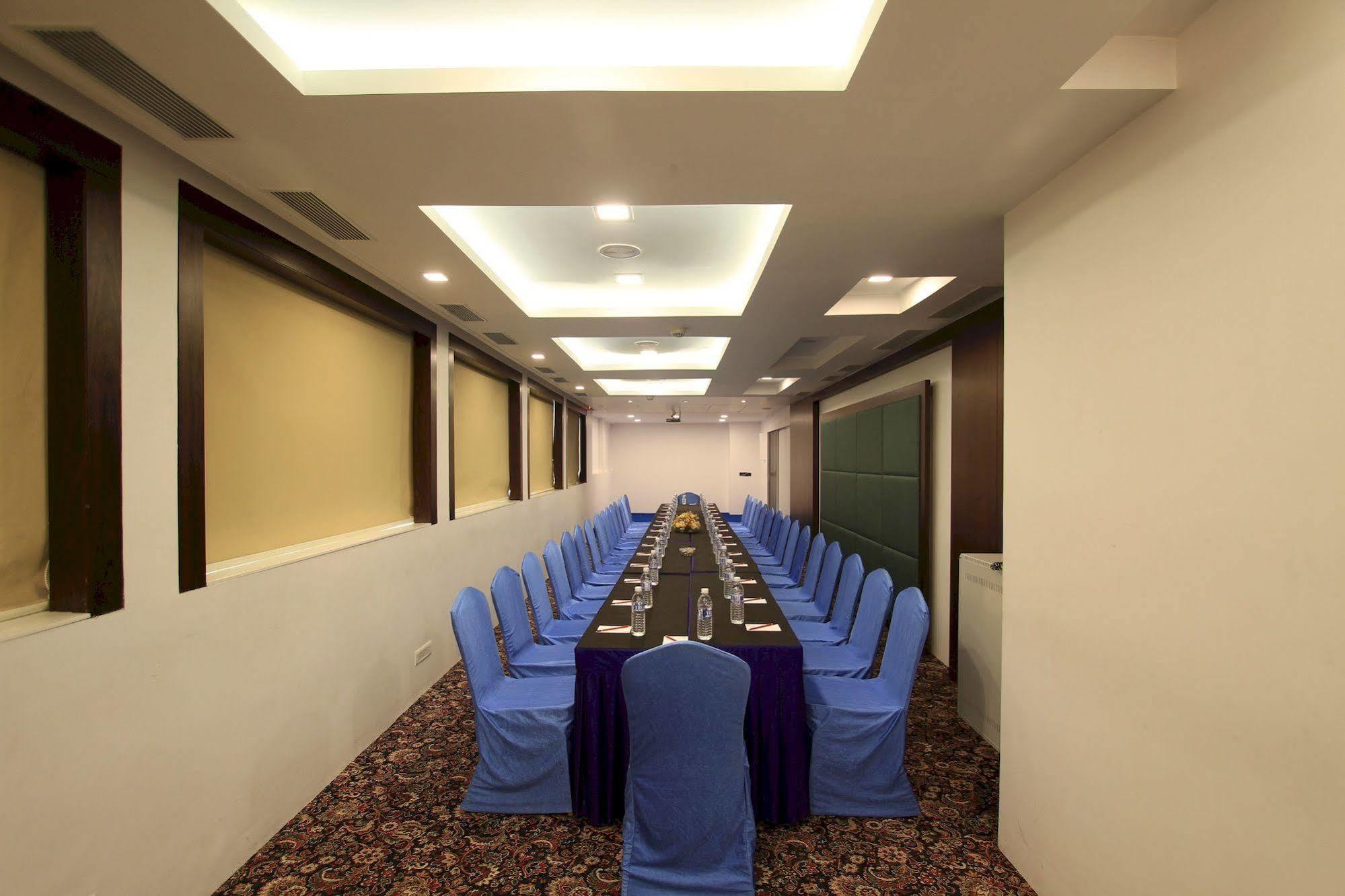 La Woods Hotel Chennai Exterior foto