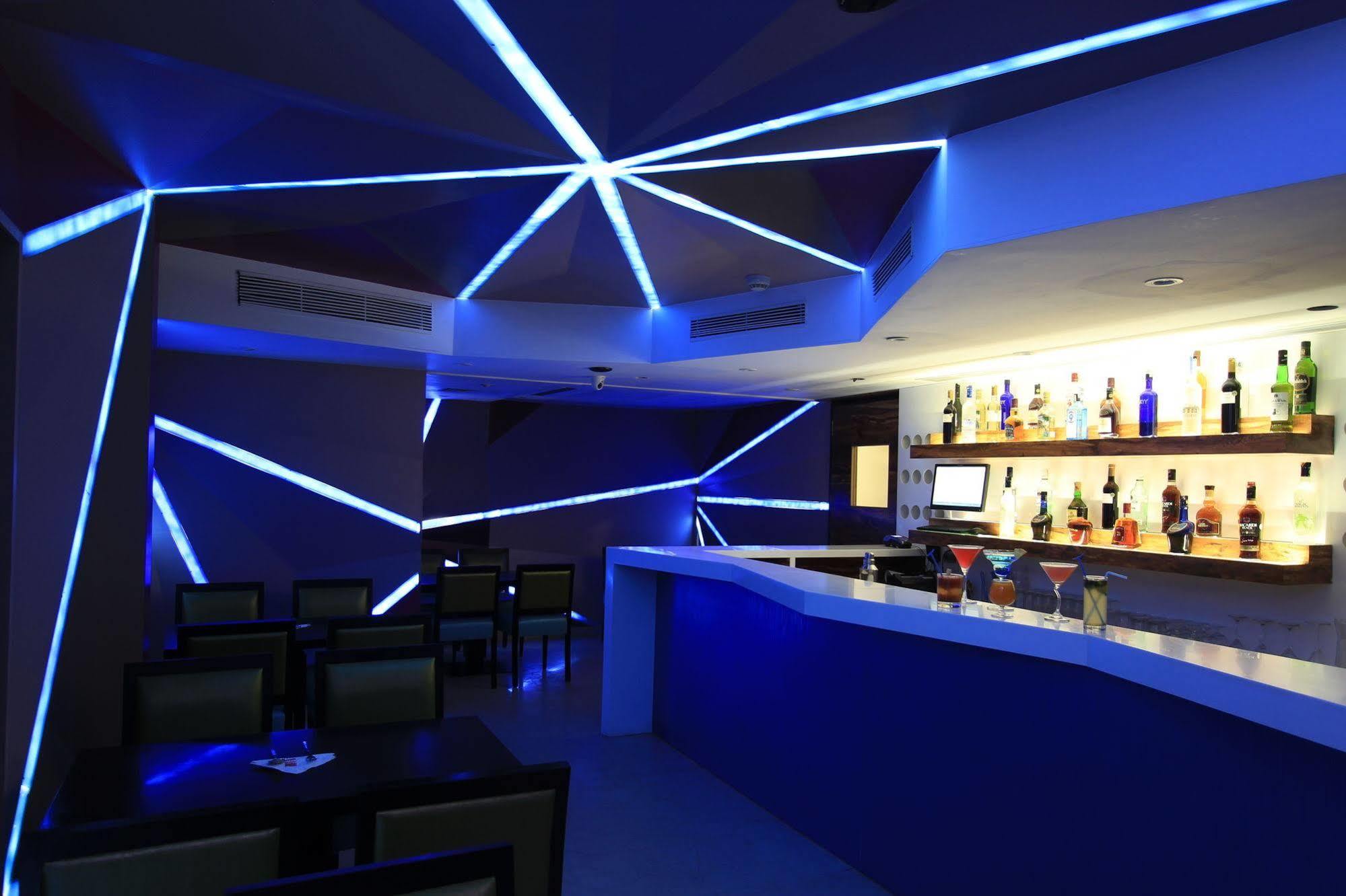 La Woods Hotel Chennai Exterior foto