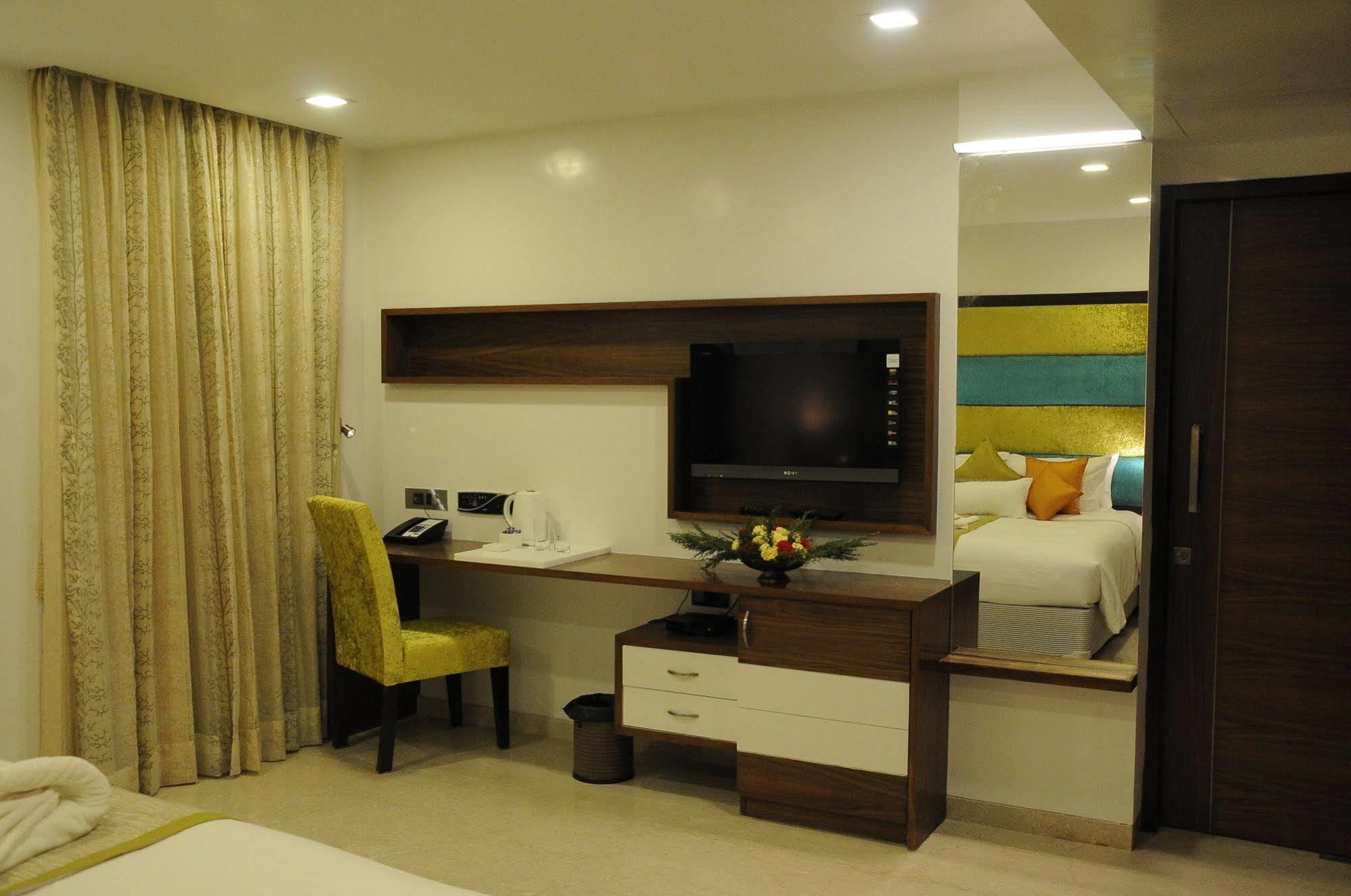 La Woods Hotel Chennai Exterior foto